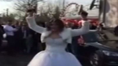 عروس محجبة تطلق الرصاص من سلاح رشاش.. فيديو