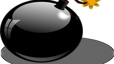 صياد يصطاد قنبلة من الحرب العالمية الثانية