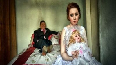 مزارع يتزوج للمرة الخامسة من فتاة في عمر أولاده.. شاهد