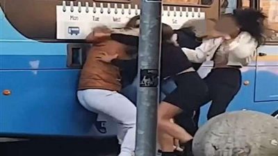 خناقة ستات تنتهي بـ سحل راكبة دراجة في الشارع