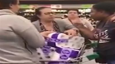 4 نساء يعتدين بوحشية على امرأة تركب دراجة في الشارع