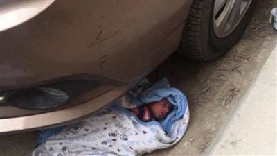 سيدة تلقي رضيعها تحت عجلات سيارة في الهرم