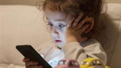 احذر.. الهاتف الذكي خطر يهدد حياة طفل