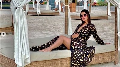 رانيا منصور  بإطلالة ساحرة تبرز رشاقتها (صور)