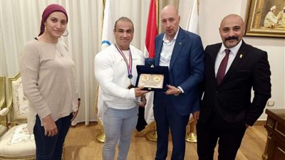 الأولمبية تكرم شريف مصطفى الشيوي الحالص على الميدالية الذهبية في بطوالة العالم لكمال الأجسام