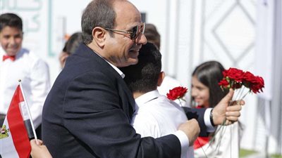 تلاميذ المنيا يحرصون على استقبال الرئيس السيسي بالورود | صور