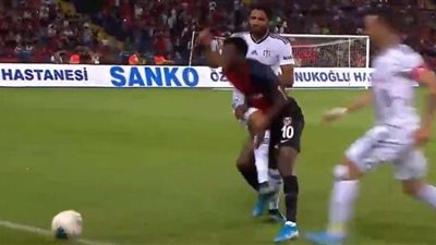 بعد النني.. إصابة لاعب آخر في آرسنال بفيروس كورونا مع منتخب بلاده