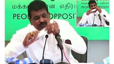 لسبب غريب.. سياسي يقضم سمكة نيئة على الهواء مباشرة