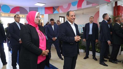 الرئيس السيسي لسيدة: «انتى بتتكلمي عن الرقابة.. الرقابة من مين وعلى مين»