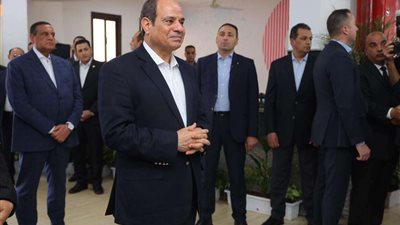 الرئيس السيسي يشارك بصور تذكارية مع الطلبة وأسرهم بمدرسة المتفوقين