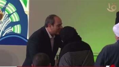 الرئيس السيسي يقبل رأس والدة شهيد.. ويؤكد: «أنا اتشرفت بيكي»