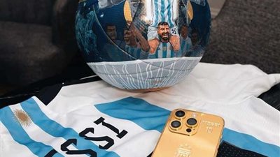 الذهب يهادي بالذهب.. ميسي يقدم هواتف خاصة لنجوم الأرجنتين احتفالًا بكأس العالم | صور