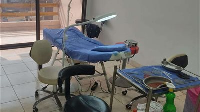 المؤهل دبلوم والمهنة دكتور.. عاطل يدير مركزًا لزراعة الشعر بالمنصورة