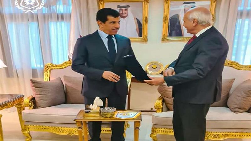 أسامة خليل مع سفير