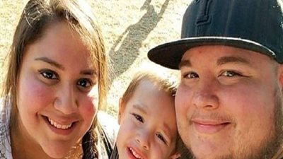 رد فعل صادم لطفل بعد وفاة والديه بفيروس كورونا