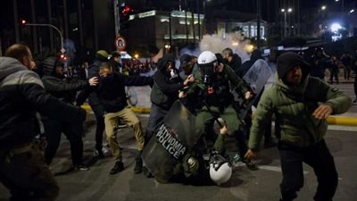 عقب حادث القطارين.. الإحتجاجات تضرب اليونان