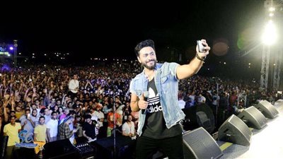 بحضور جماهيري ساحق.. تامر حسني يحيي حفلًا غنائيًا في جامعة عين شمس