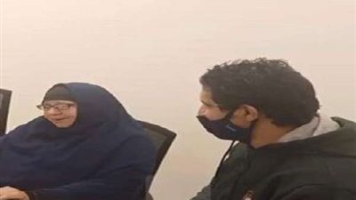 بالصور.. فريق التدخل السريع وكبار بلا مأوى يتحدث مع سيدة المطر