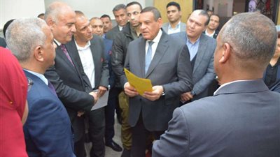 وزير التنمية المحلية ومحافظ قنا يتابعان سير العمل بالمركز التكنولوجي لخدمة المواطنين بالمحافظة