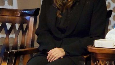 وفاء وأيتن عامر وعمرو يوسف وأيمن بهجت قمر أبرز الحضور في عزاء والدة رشا مهدي |صور