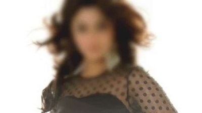 مذيعة تتعرض للتحرش الجنسي علي الهواء .. فيديو