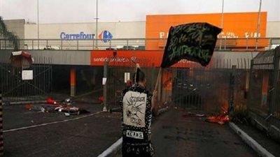 شاهد.. ضرب رجل أسود حتى الموت بمتجر يفجر أعمال عنف في البرازيل