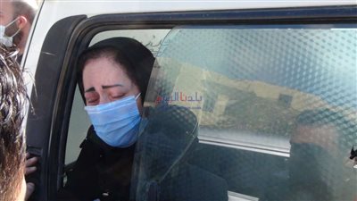 تشييع جنازة والد هند عاكف من مسجد السيدة نفيسة.. صور