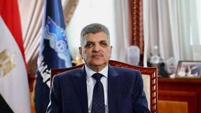 الفريق أسامة ربيع: الهيئة تدفع بأربعة قاطرات للتعامل مع جنوح سفينة حاويات خلال عبورها للقناة