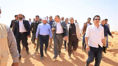 برفقة محافظ سوهاج.. وزير النقل يتفقد مواقع العمل الجارية