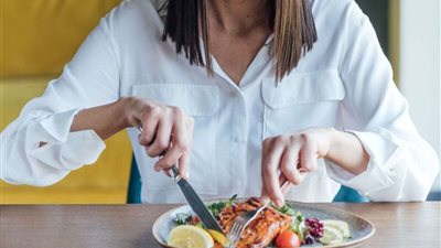 «القاهرة الإخبارية» تعرض تقريرا عن مخاطر اضطرابات الطعام على الصحة