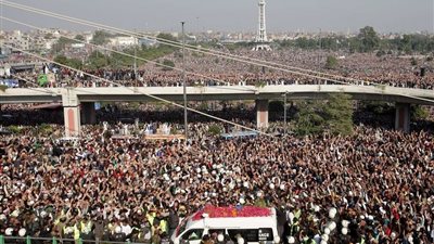 بالفيديو.. عشرات الآلاف يشاركون في جنازة رجل دين رغم قيود كورونا