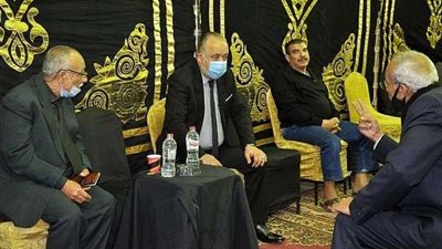 بالصور.. أشرف زكي يقدم واجب العزاء في الفنان