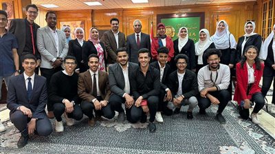 تكريم طلاب فنية المنيا المشاركين بأعمال التجميل لزيارة الرئيس