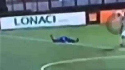 «وقع في نص الملعب».. شاهد بالفيديو لحظة وفاة سيلا أثناء مباراة في الدوري الإيفواري