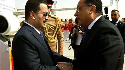 رئيس الوزراء يستقبل نظيره العراقي بمطار القاهرة