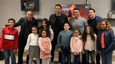 شاهد.. آسر ياسين وكريم فهمى وأحمد حاتم بصحبة عدد من أسر الشهداء