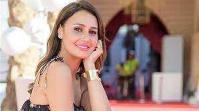 حلا شيحة تعلم ابنتيها الصلاة وقراءة القرآن.. شاهد