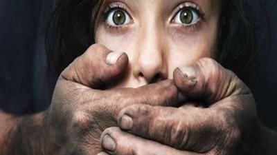 النيابة تُصدر قرارها ضد طبيب و7 آخرين بتهمة الإتجار بالبشر