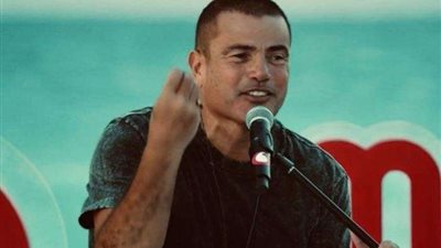 بشعر أصفر.. شاهد عمرو دياب في أحدث ظهور له (صور)