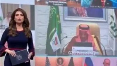 مذيعة قناة قطرية تثير السخرية على الهواء