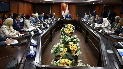 وزير الشباب والرياضة يطالب بالالتزام بترشيد الإنفاق