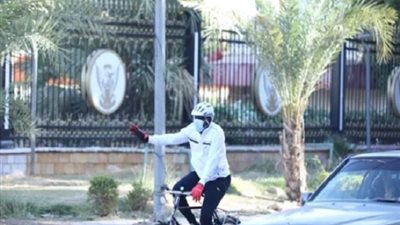 شاهد.. مسئول بارز يستخدم الدراجة الهوائية للوصول إلى مكتبه
