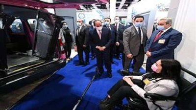 رئاسة الجمهورية توثق لحظة تفقد السيسى لأجنحة معرض النقل الذكى