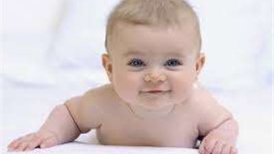 وزارة الصحة توضح أسباب إفراز الدموع بعيون المولود بغزارة