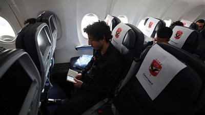 بعثة الأهلي تغادر مطار القاهرة متجهةً إلى جنوب إفريقيا