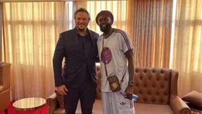 أسطورة توجو أديبايور يحضر مباراة بيراميدز وإسكو في الكونفدرالية