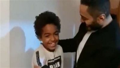 الطفل مذهول من شدة الفرحة.. تامر حسني يلبي رغبة طفل ويزوره في منزله (فيديو)