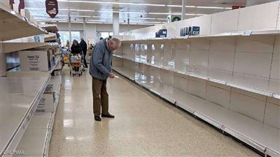 شاهد.. سيدة تعتدي وتبصق في وجه 