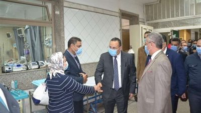 رئيس جامعة الإسكندرية يتفقد وحدة الطوارىء للإطمئنان على موظفة