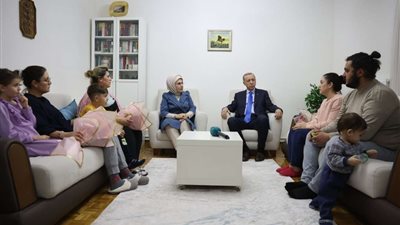أردوغان يزور بعض الأسر المتضررة من الزلزال